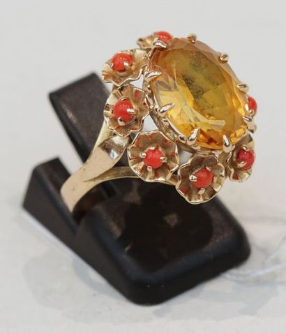 null Bague, monture en or jaune 750°/°°  ornée d'une pierre taillée couleur topaze...