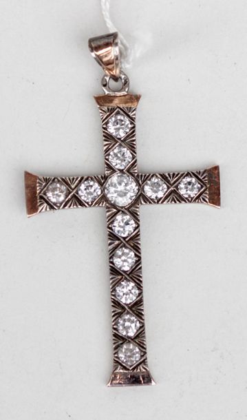 null Croix en métal sertie de pierres blanches en ligne. Vers 1900. Poids: 4.50g