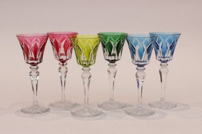 null SAINT-LOUIS
Six verres à pieds en crisal coloré à décor gravé ( certains marqués...