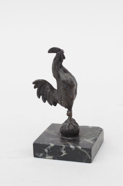 null Epreuve en bronze representant un coq, scole en marbre, signée "Cornu"
Haut:...