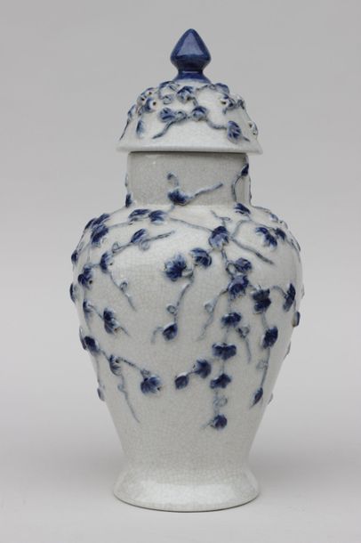 null Vase couvert en porcelaine craquelée à décor en relief de fleur 