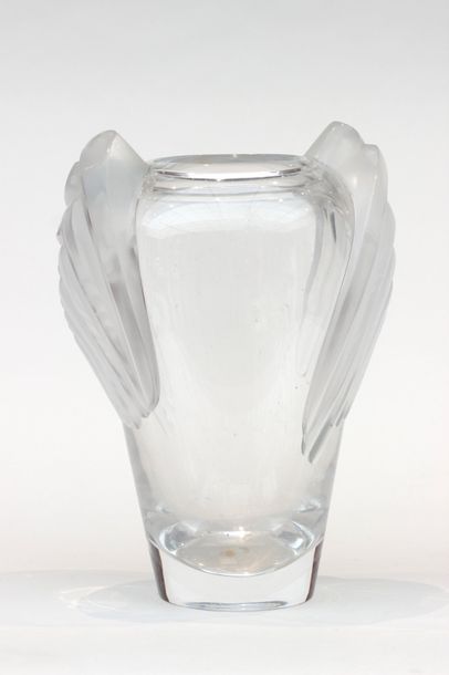 null LALIQUE FRANCE
Vase en cristal moulé translucide orné en applique satiné de...