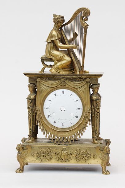 null PENDULE en bronze doré à décor d'une jeune femme jouant de la harpe, XIXeme...