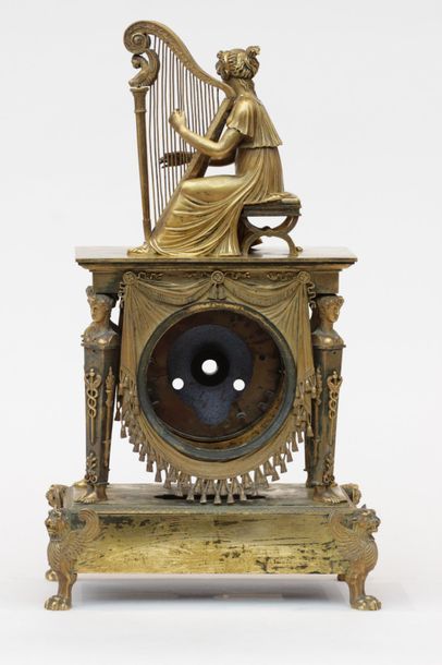 null PENDULE en bronze doré à décor d'une jeune femme jouant de la harpe, XIXeme...