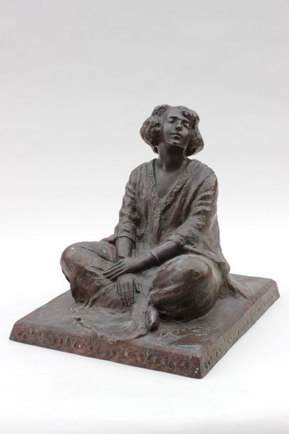 null René BÉCLU (1881-1917)
Femme au peignoir  assise en tailleur 
Epreuve en bronze,...