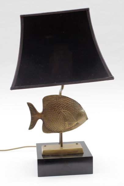 null LAMPE contemporaine  à motif d'un poisson en métal doré, socle et abat-jour...