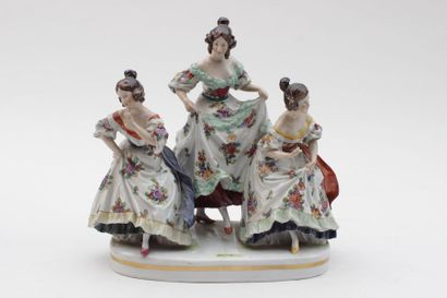 null CAPODIMONTE
Groupe en porcelaine émaillée polychrome representant trois femmes...