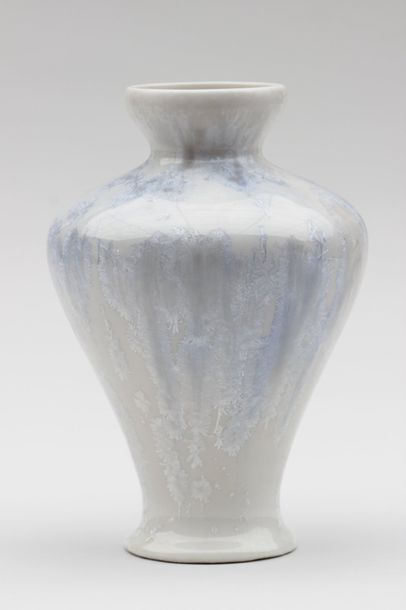 null Emile DIFFLOTH (1856-1933) attribué à 
VASE en grès porcelainique de forme japonisante...