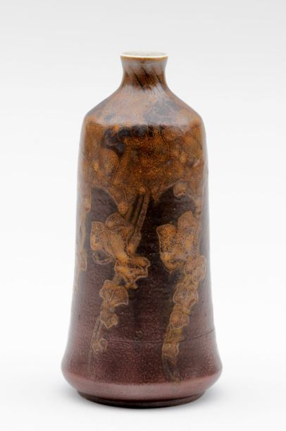null Emile DIFFLOTH (1856-1933)
VASE de forme bouteille à col resserré en grès porcelainique...