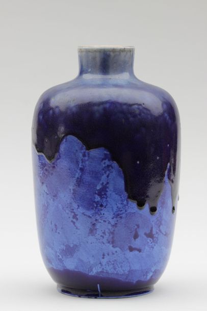 null Emile DIFFLOTH (1856-1933)  attribué à 
VASE de forme bouteille à col étroit...