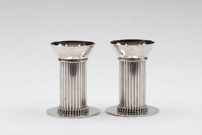 null Jean DESPRES (1889-1990)
Paire de bouts de table en métal argenté, modèle au...
