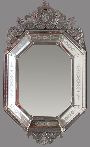 null VENISE, Murano
Glace de forme octogonale en miroirs gravés et biseautés, fronton...