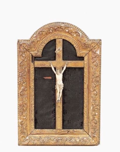 null CHRIST en ivoire sur la croix dans un encadrement en bois sculpté et doré,  fin...