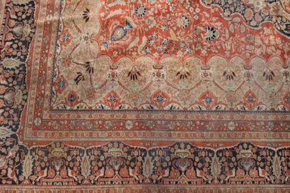 null Grand TAPIS TABRIZ DJAFFER en laine nouée à motif sur un champ rouge rubis d'un...