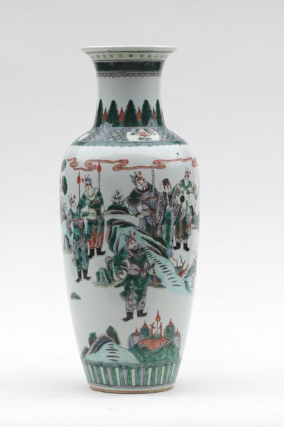 null Vase en porcelaine de forme balustre à col cornet à décor émaillé polychrome...