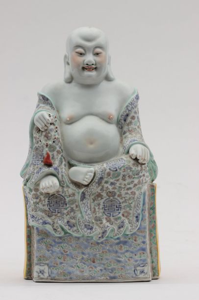null Statuette en porcelaine émaillée representant un putaï assis sur un trône, cachet...