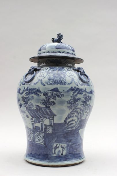 null POT COUVERT en porcelaine émaillée bleu à décor d' un village de pecheur
Chine,...