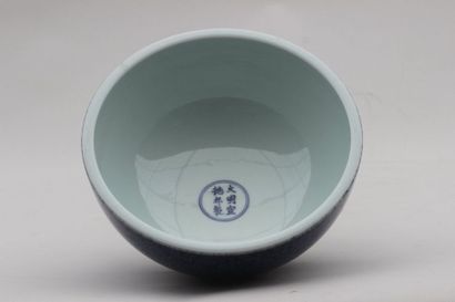 null COUPE en porcelaine de forme ronde émaillée bleu à motif incisé de dragons sous...