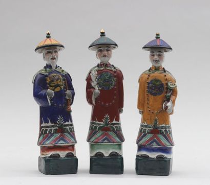 null Trois statuettes en porcelaine émaillée representant des dignitaires chinois...