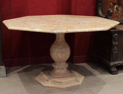 null Table en marbre de couleur brun veiné de gris, le plateau de forme octogonal,...