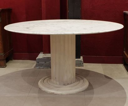 null Table ronde en fonte de fer et marbre, le pietement formant colonne cannelée,...