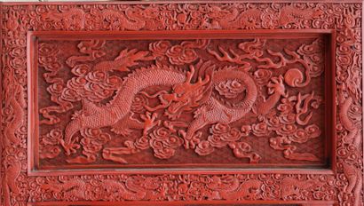 null Ensemble de six panneaux  à décor en bas relief en laque rouge de dragons parmi...