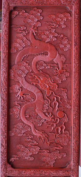 null Ensemble de six panneaux  à décor en bas relief en laque rouge de dragons parmi...