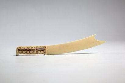 null VILI/KONGO, Côte du Loango

Couteau d'apparat en ivoire dont le manche est orné...