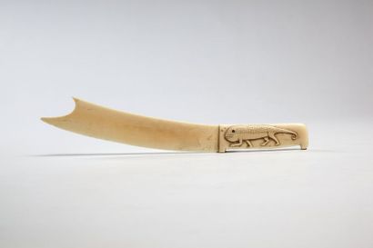 null VILI/KONGO, Côte du Loango

Couteau d'apparat en ivoire dont le manche est orné...