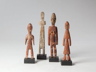 null ADAN/GA, Ghana

Ensemble de quatre statuettes de médecine en bois clair enduit...