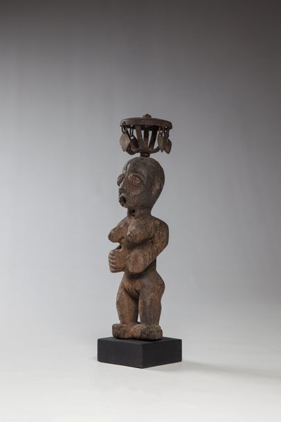 null FON, Benin

Statue d'autel en bois lourd portant sur le crâne un "assen" miniature...