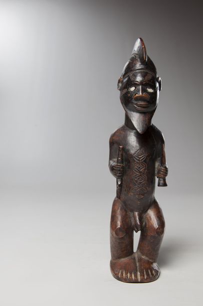 null BEMBE, Congo

Statue masculine représentant un chef coutumier tenant un couteau...