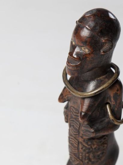 null BEMBE, Congo

Statuette féminine au ventre entièrement scarifié. Des anneaux...