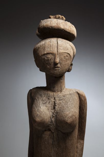 null SAKALAVE/VEZO, Madagascar

Statue féminine portant une jarre sur la tête. Les...