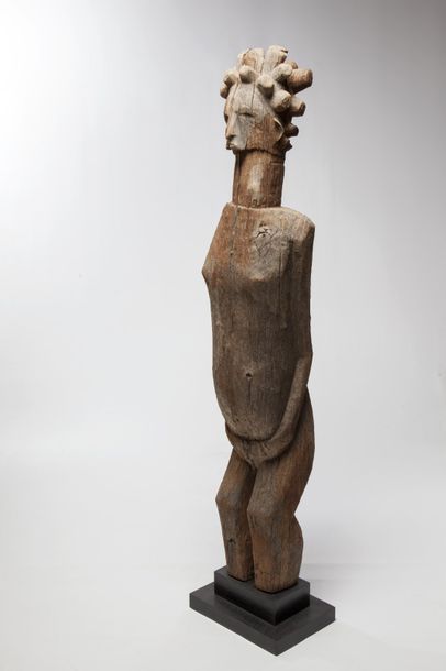 null SAKALAVE, Madagascar

Statue féminine en bois camphrier, érodée par les intempéries....