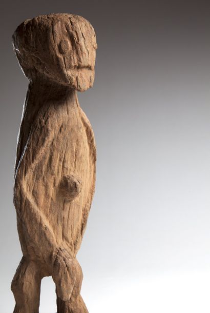 null CHAMBA, Nigéria

Statue masculine en bois lourd érodé. La position des bras...