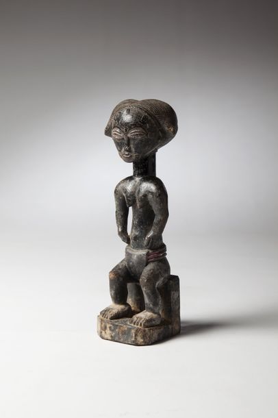 null BAOULE, Côte d'Ivoire

Elegante statuette de femme en position assise. La coiffe...