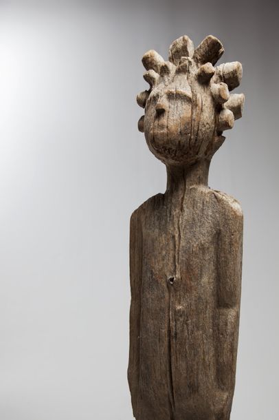 null SAKALAVE, Madagascar

Statue féminine debout, les bras allongés le long du corps....