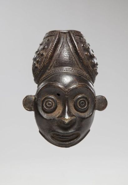 null BAMILEKE, Cameroun

Fourneau de pipe en bronze représentant la tête d'un "Fon",...