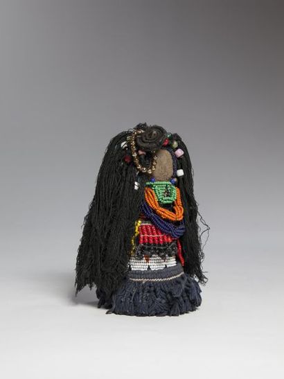 null ZULU, Afrique du Sud

Ancienne poupée en bois à longue coiffure en fils de coton...