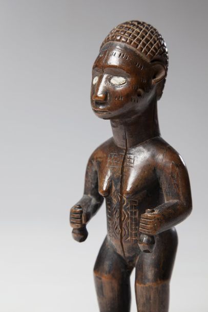 null BEMBE, Congo

Statue féminine tenant en main des calebasses, yeux en porcelaine...