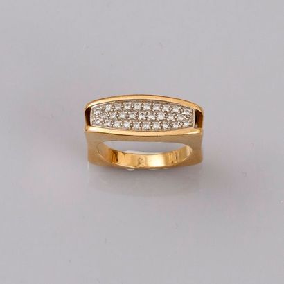 null Bague en or jaune 750°/00 ornée d'un pavage de diamants. TDD53. Poids brut:...