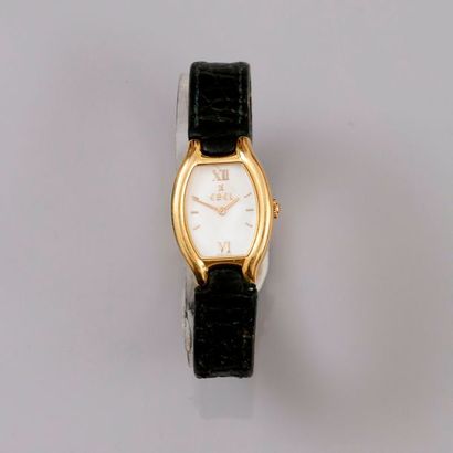 null EBEL

Montre bracelet de dame en or jaune 750°/00 de forme tonneau, fond de...