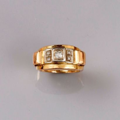 null Bague en or jaune 750°/00 sertie de cinq diamants. TDD 52 . Poids brut: 9.9...