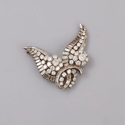 null BROCHE en or gris 750°/00 formant un branchage fleuri serti de 47 diamants taille...