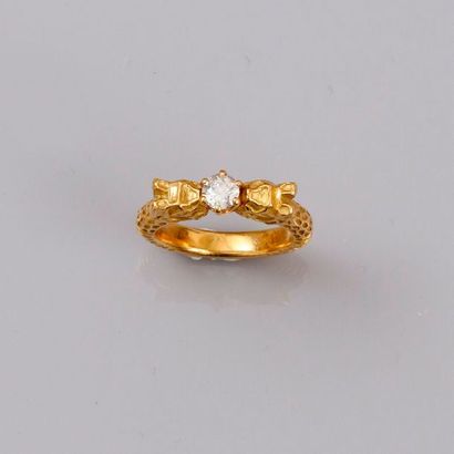 null Bague en or jaune 750°/00 centrée d'un diamant solitaire de taille brillant....