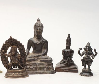 null Ensemble de quatre statuettes en bronze representant Bouddha, une divinité avec...