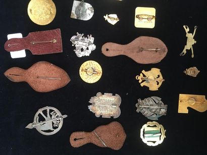 null Ensemble de 38 insignes divers en métal émaillé : marine, Indochine, Légion...