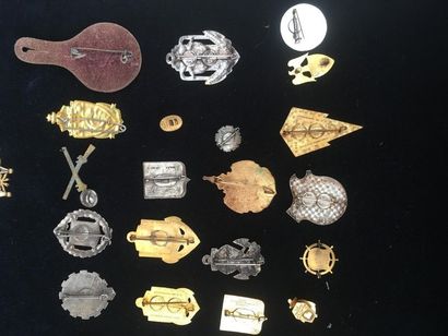 null Ensemble de 38 insignes divers en métal émaillé : marine, Indochine, Légion...