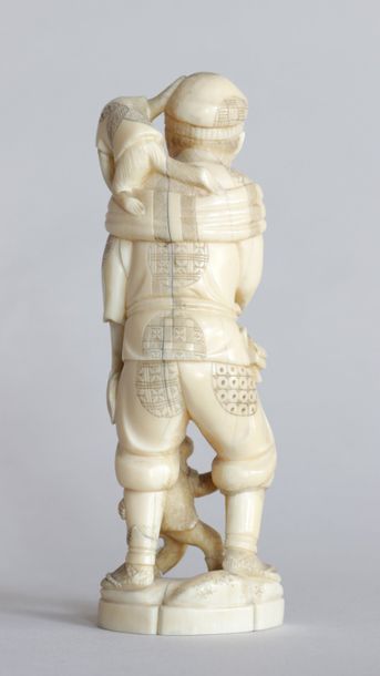 null OKIMONO en ivoire représentant un homme debout jouant avec deux singes , l'un...